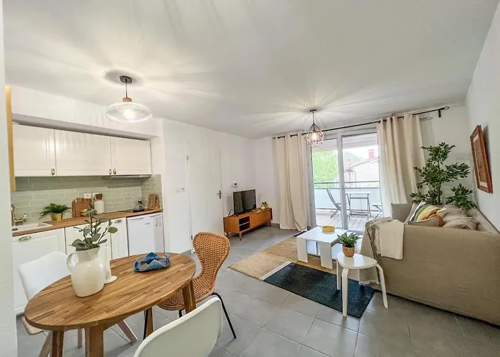 Appartement Confortable T2 Pour 4 Voyageurs, Parking Prive Et Terrasse