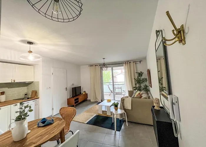 Confortable T2 Pour 4 Voyageurs, Parking Privé Et Terrasse